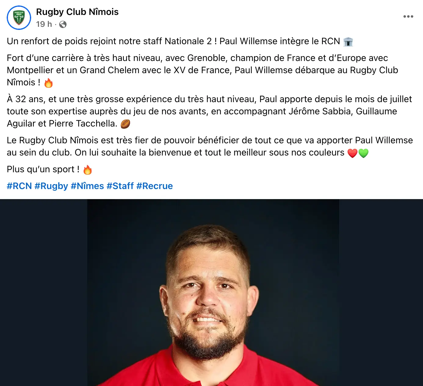 Captura de una publicación de Facebook del Rugby Club Nîmois anunciando la llegada de Paul Willemse a su cuerpo técnico de Nationale 2, con el retrato del jugador con polo rojo sobre fondo oscuro