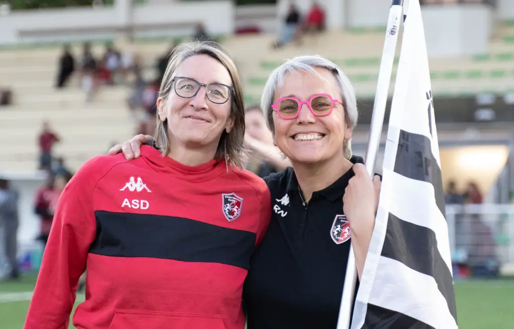 Rozenn NGASSA y la presidenta del Stade Rennais Anne-Sophie Demoulin