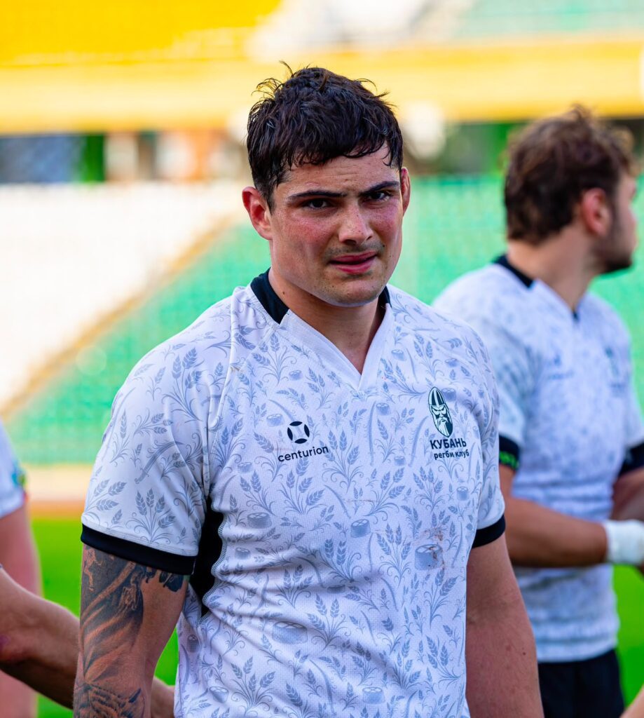 Tommy Strappazzon con la camiseta blanca del RC Kuban, en Krasnodar, Rusia