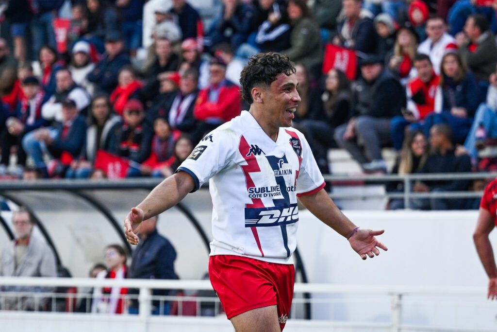 Thibaut Motassi, medio melé del Stade Français, pasando el balón frente a Toulon en Top 14