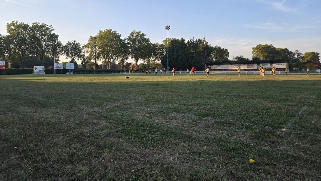 Entrenamiento de inicio de temporada del Lombez Samatan Club sobre el césped del estadio al final del día