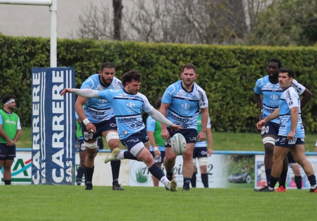 Axel Ducellier, zaguero de Fleurance, despeja de pie en un partido de Nationale 2