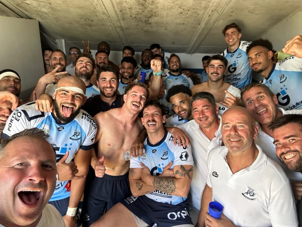 Los jugadores de Fleurance celebran una victoria en el vestuario en Nationale 2
