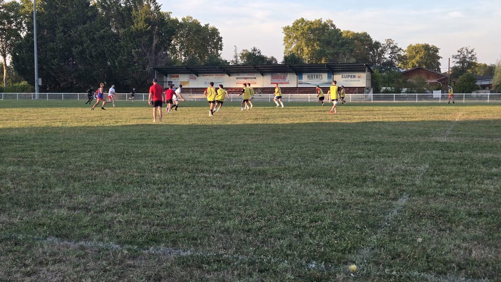 Los jugadores de Lombez-Samatan entrenando frente a la tribuna del estadio