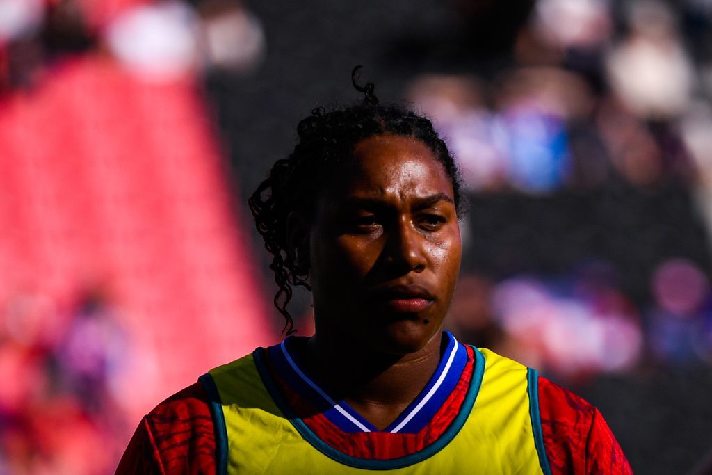 Retrato de Cloé Correa con un peto amarillo sobre la camiseta del XV de Francia