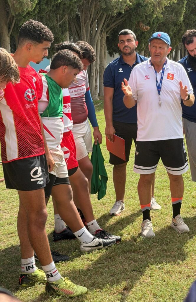 Christophe Hamacek da instrucciones a jóvenes jugadores tunecinos durante una sesión de selección