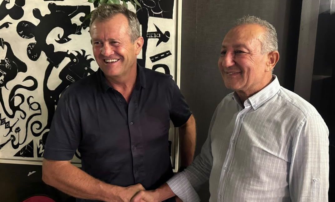 Christophe Hamacek, sonriente, estrecha la mano tras su nombramiento como seleccionador de Túnez