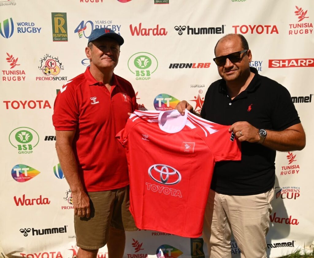 Christophe Hamacek y Helmi Ben Salah, vicepresidente de la Federación tunecina de rugby, presentan la camiseta de Túnez
